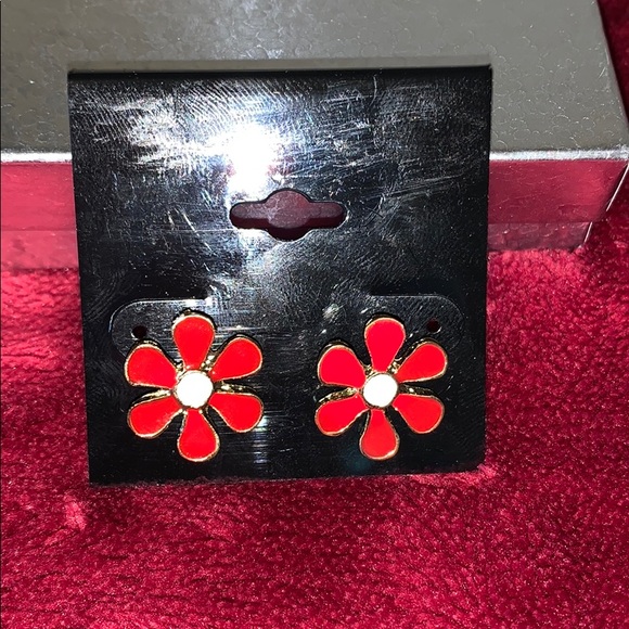 Cute Flower Earrings - Picture 3 of 4